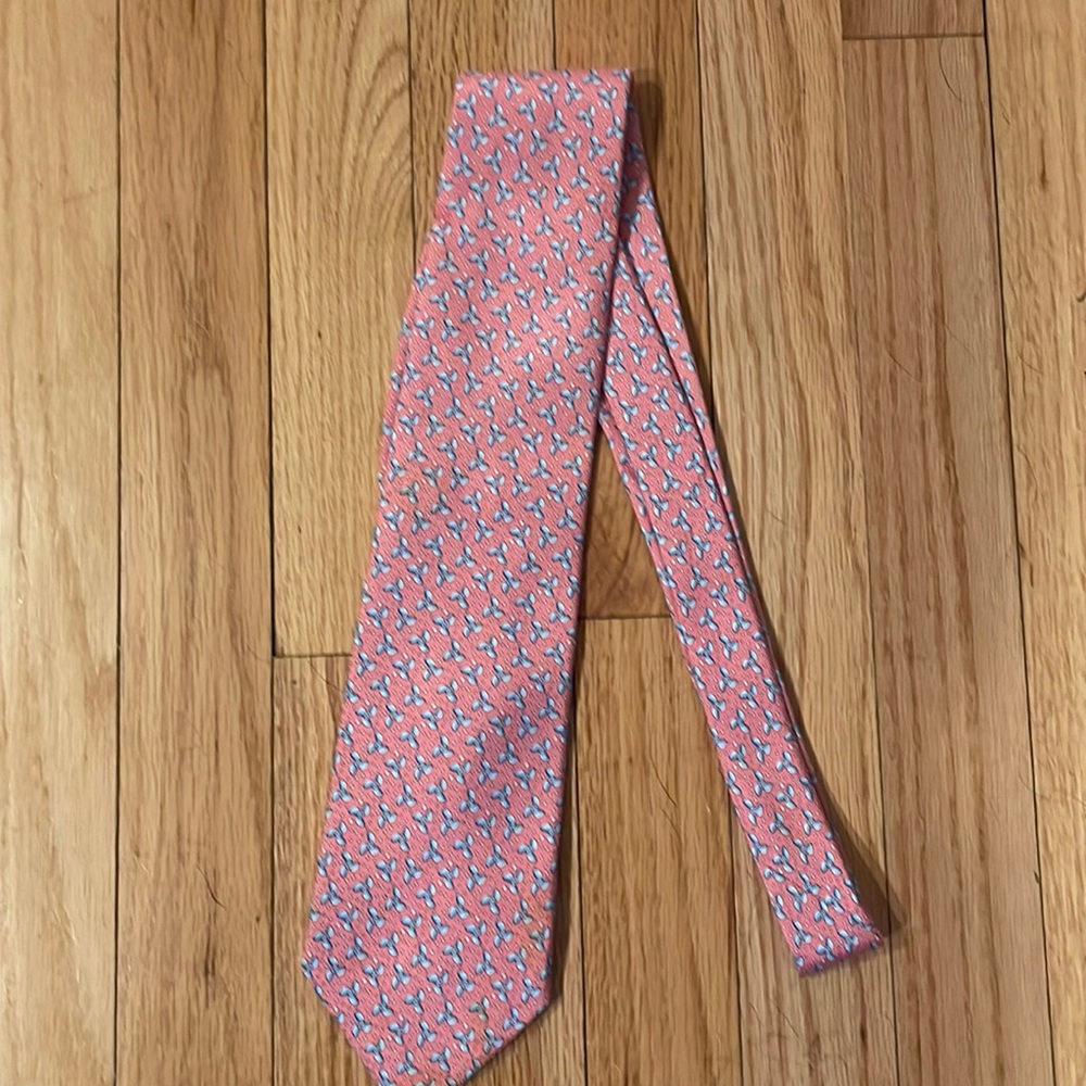 Vineyard Vines silk tie in salmon pink with boat propeller print